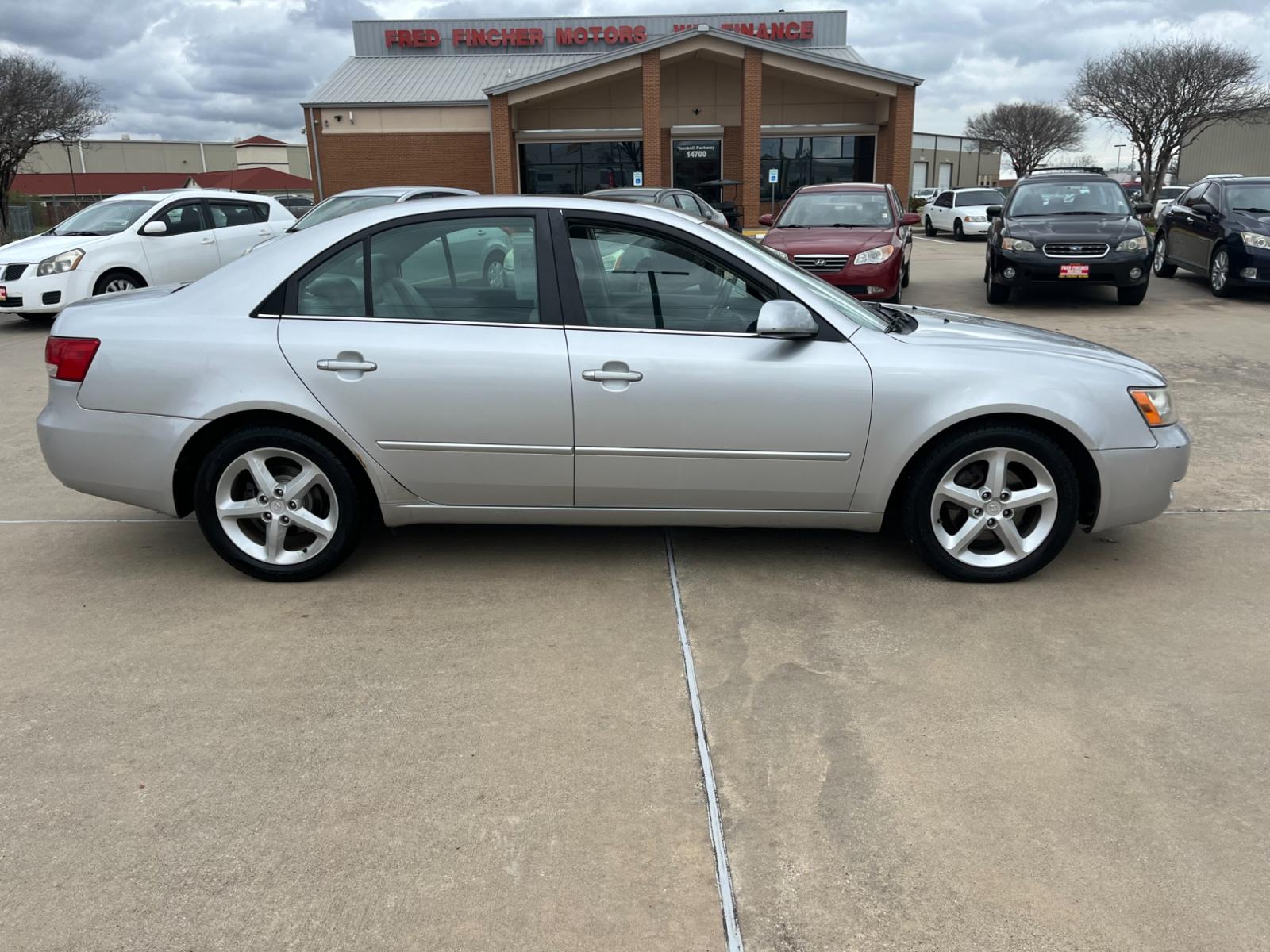 2006 SILVER /gray Hyundai Sonata GLS (5NPEU46F26H) with an 3.3L V6 DOHC 24V engine, located at 14700 Tomball Parkway 249, Houston, TX, 77086, (281) 444-2200, 29.928619, -95.504074 - Photo #7